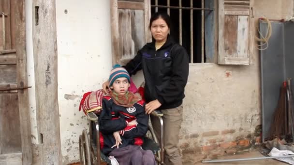 脑性瘫痪的亚洲男孩 — 图库视频影像